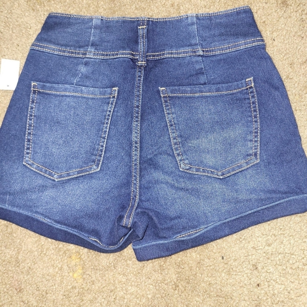 Shorts - Picture 2 of 3